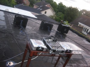 dj stunt op dak, dakscene-stunt, Polderse Kermis,